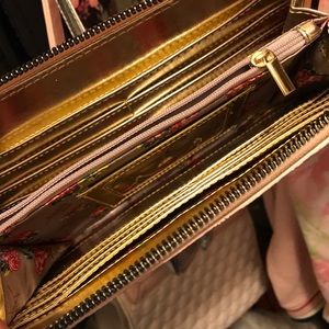 Betray Johnson large wallet